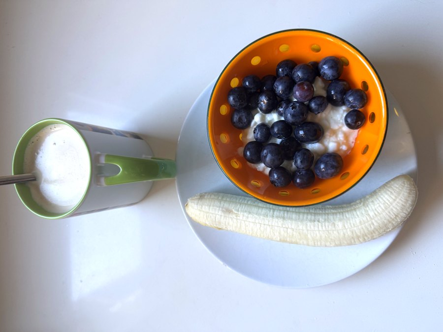 Breakfast from the plan: cottage cheese with blueberries, a banana and a milky coffee.